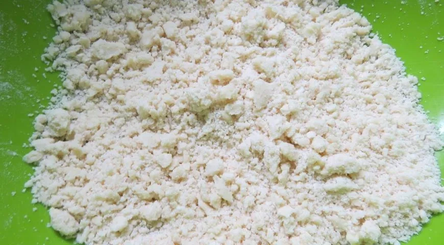 Пирог с голубым сыром и малиной: шаг 1