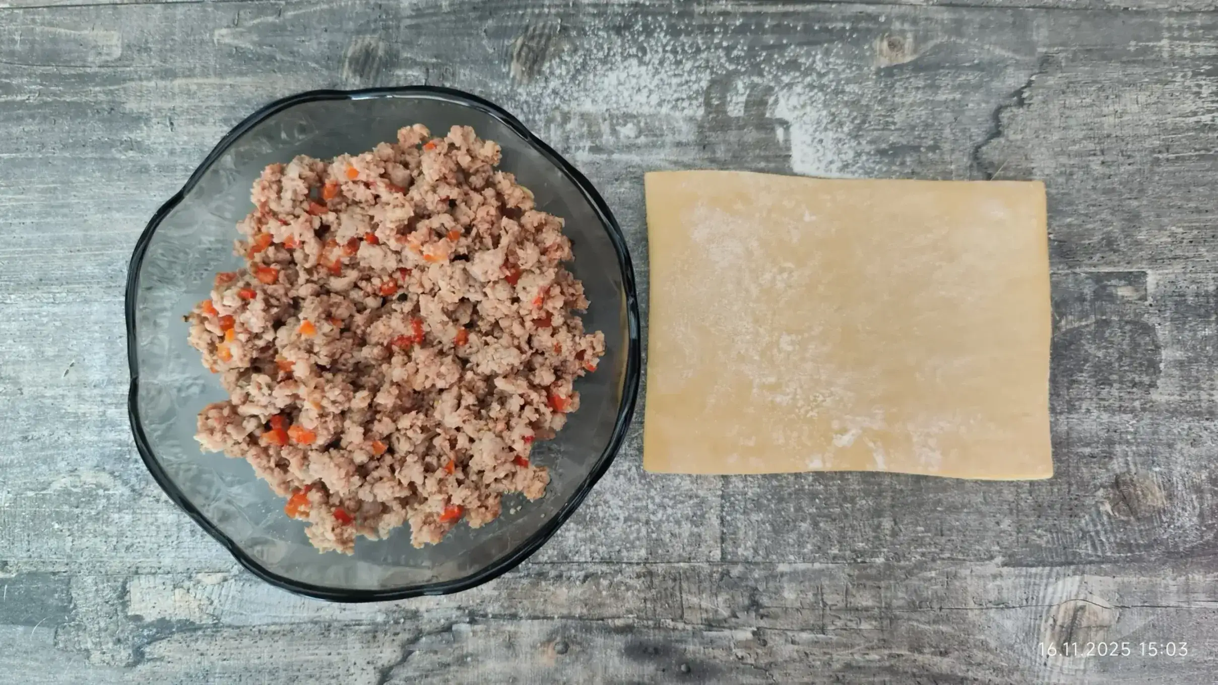 Пирожки с мясом из слоёного теста: шаг 1