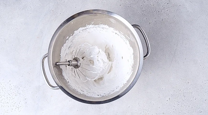 Пирожные мини-Павлова с сырным кремом: шаг 1