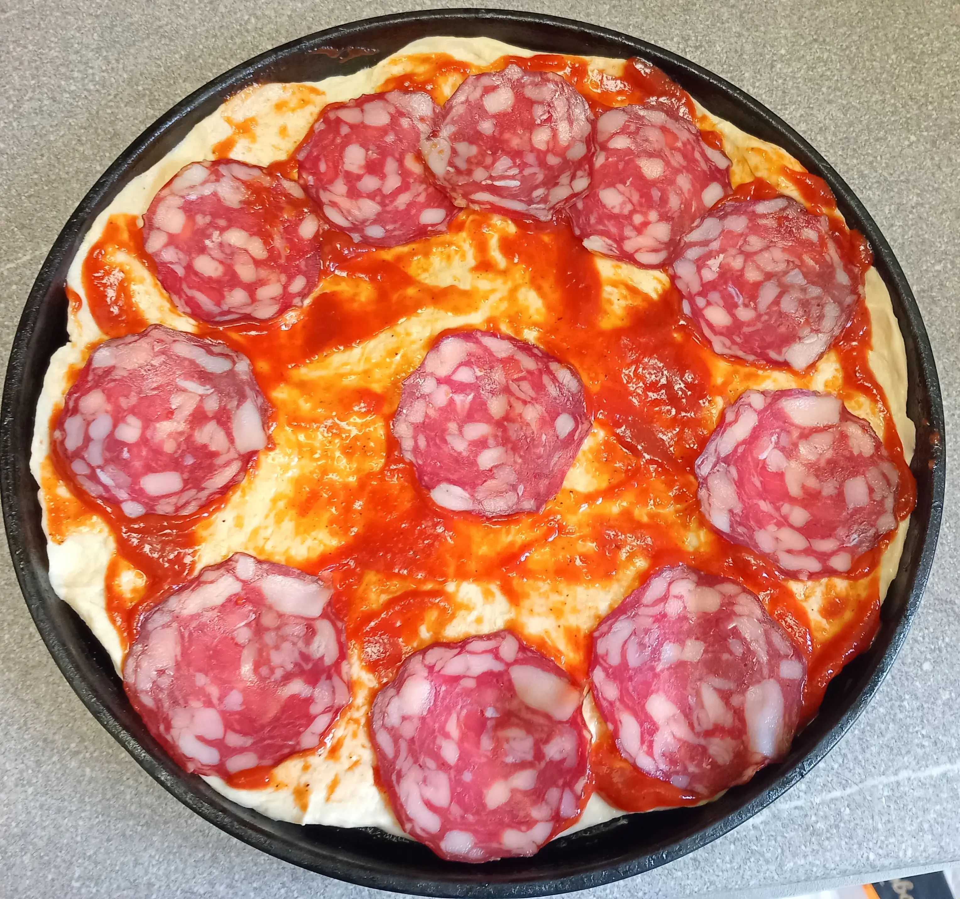 Шаг 1: Пицца с копчёной колбасой, помидором и сыром