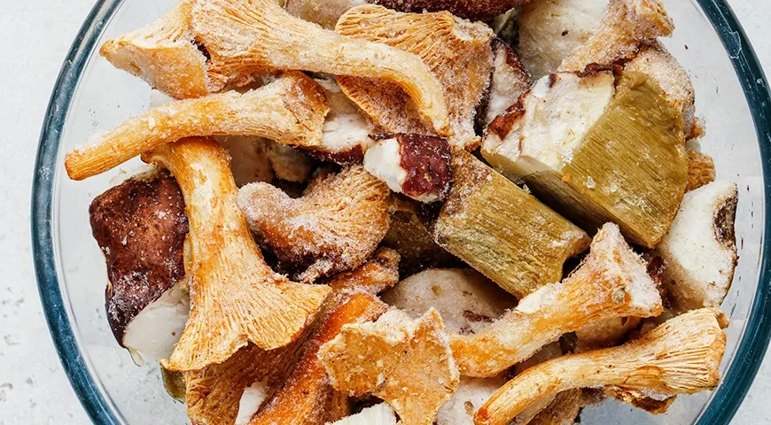 Подлива из замороженных грибов: шаг 1