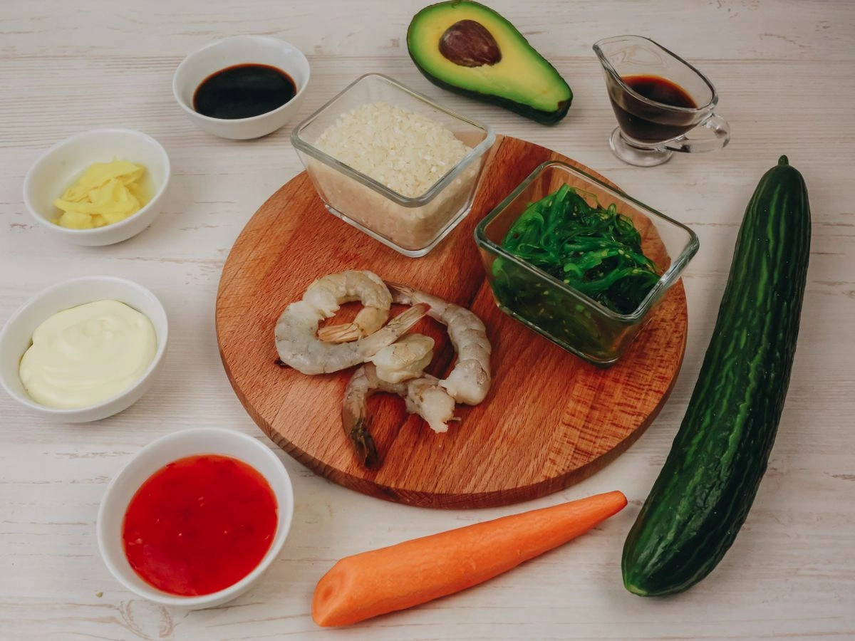 Шаг 1: Поке с креветками в соусе свит чили