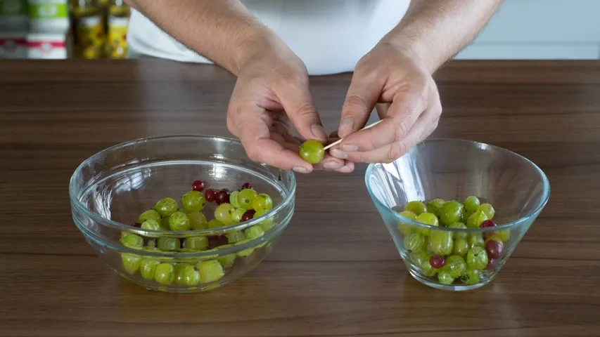 Простое варенье из крыжовника: шаг 1