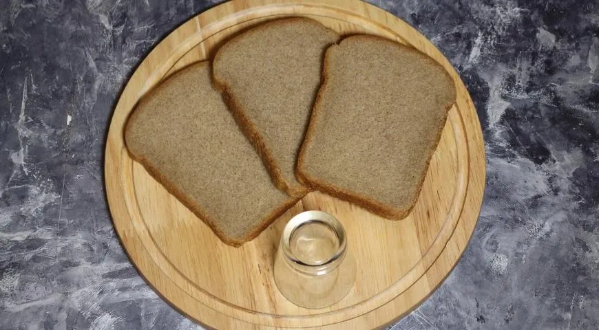 Простые канапе на шпажках: шаг 1