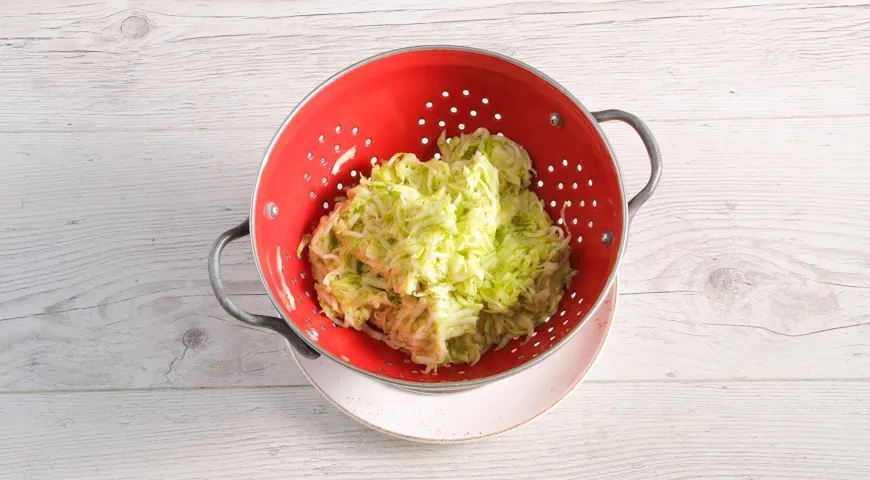 Простые оладьи из кабачков: шаг 1