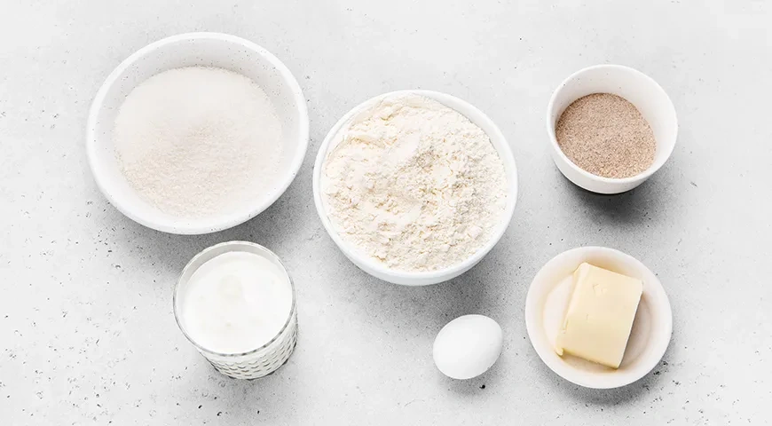 Пышные плюшки на кефире: шаг 1