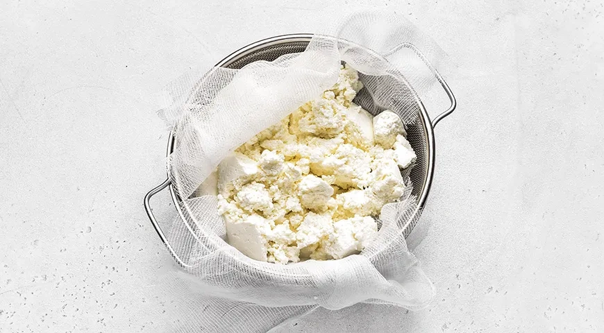 Пышные сырники на сковороде: шаг 1