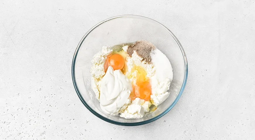 Пышные сырники с манкой (в духовке): шаг 1