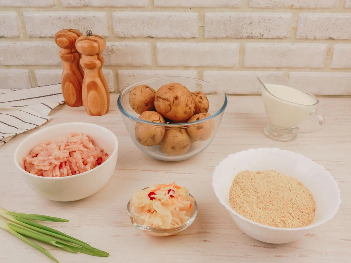 Шаг 1: Пюре с куриными котлетами и квашенной капустой