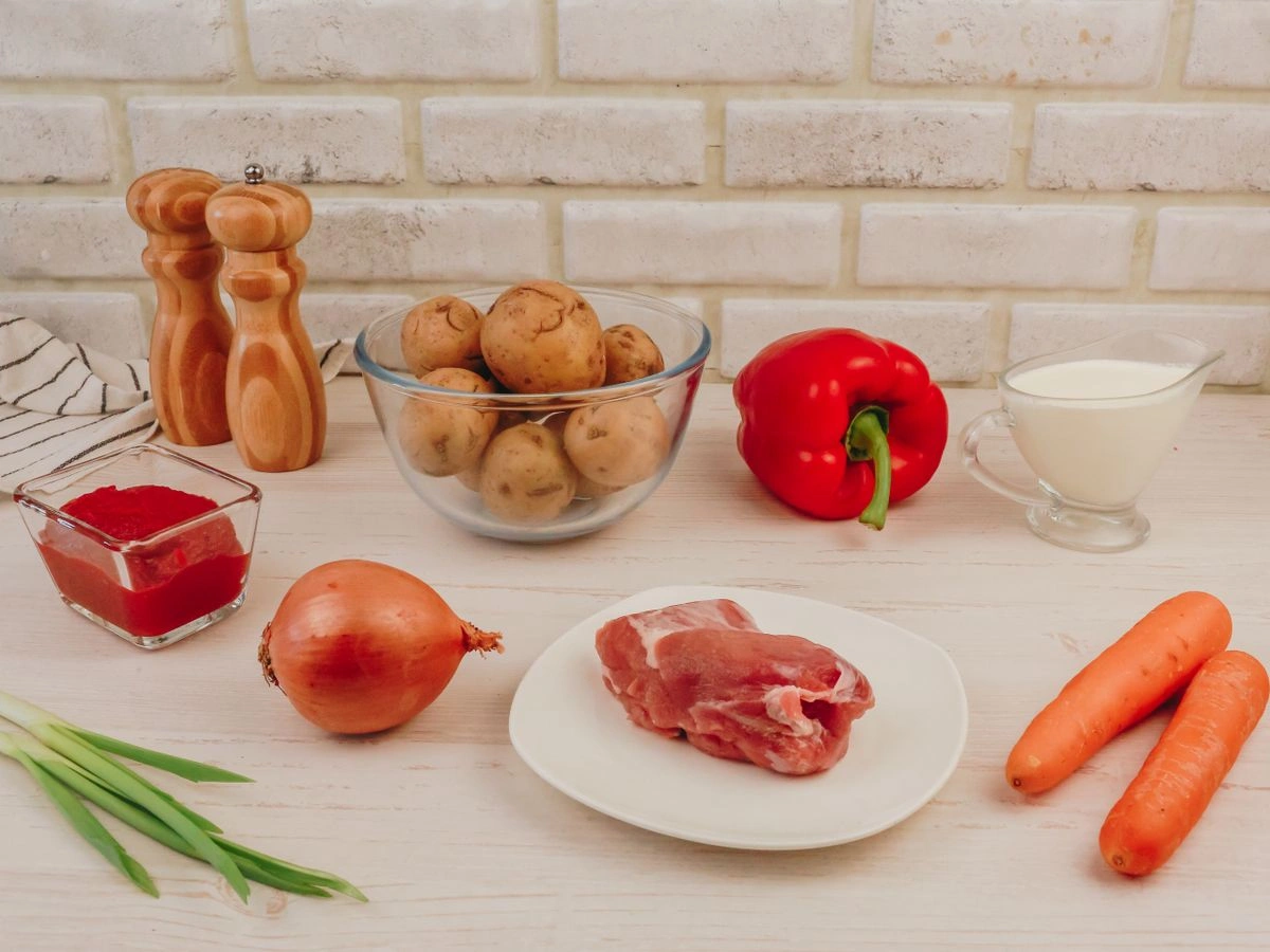 Шаг 1: Пюре со свиным гуляшом