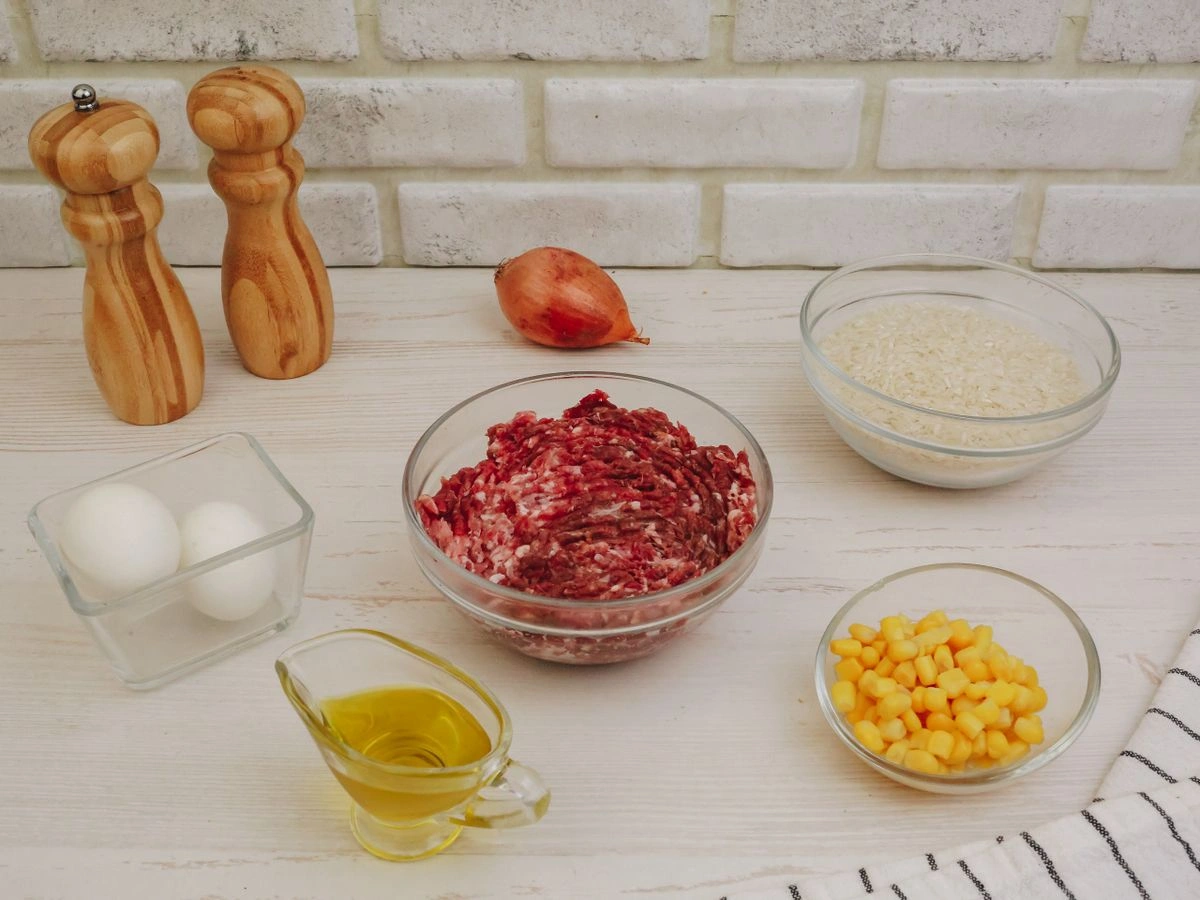 Шаг 1: Рис с фрикадельками и кукурузой