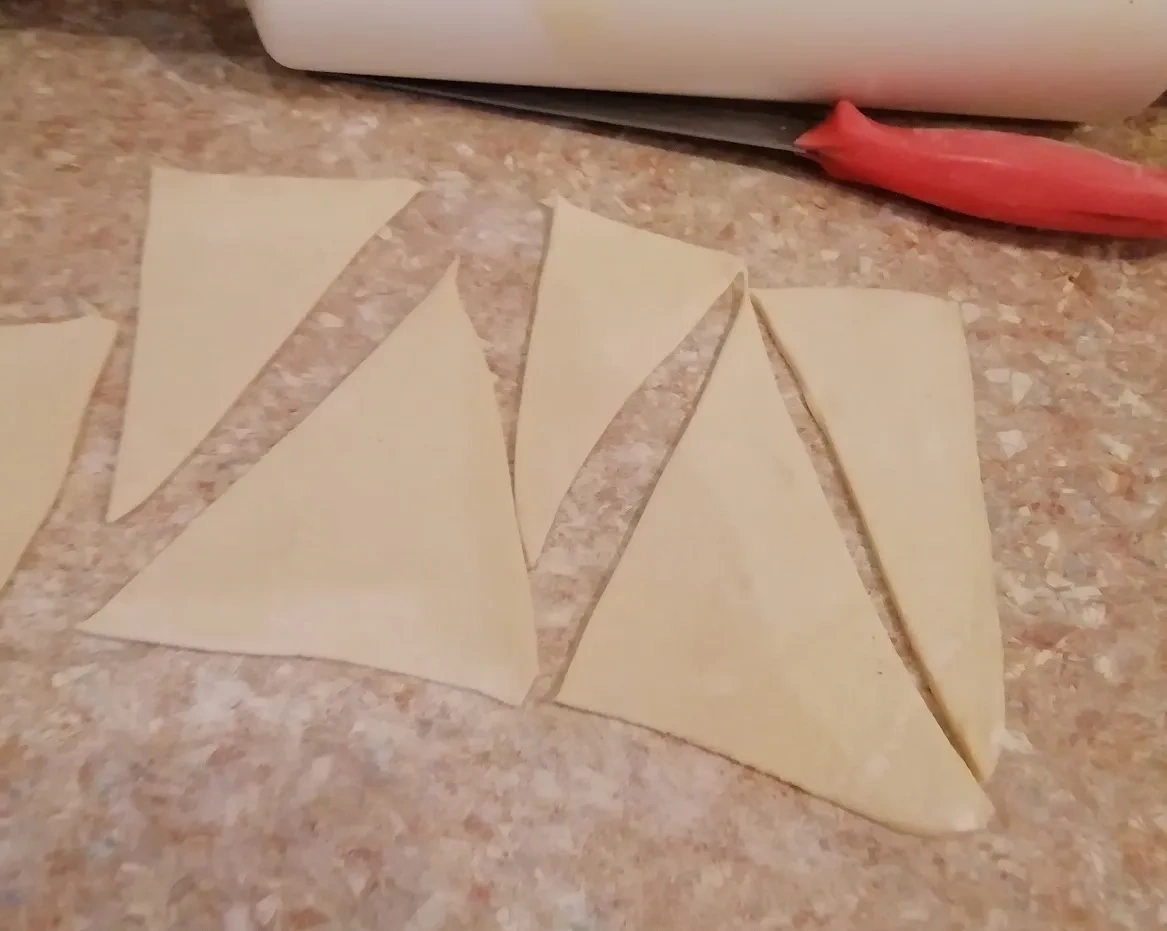 Рогалики из слоёного теста: шаг 1