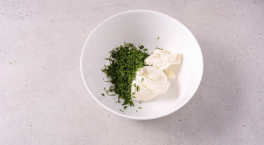 Роллы с красной рыбой в лепешке на палочках: шаг 1