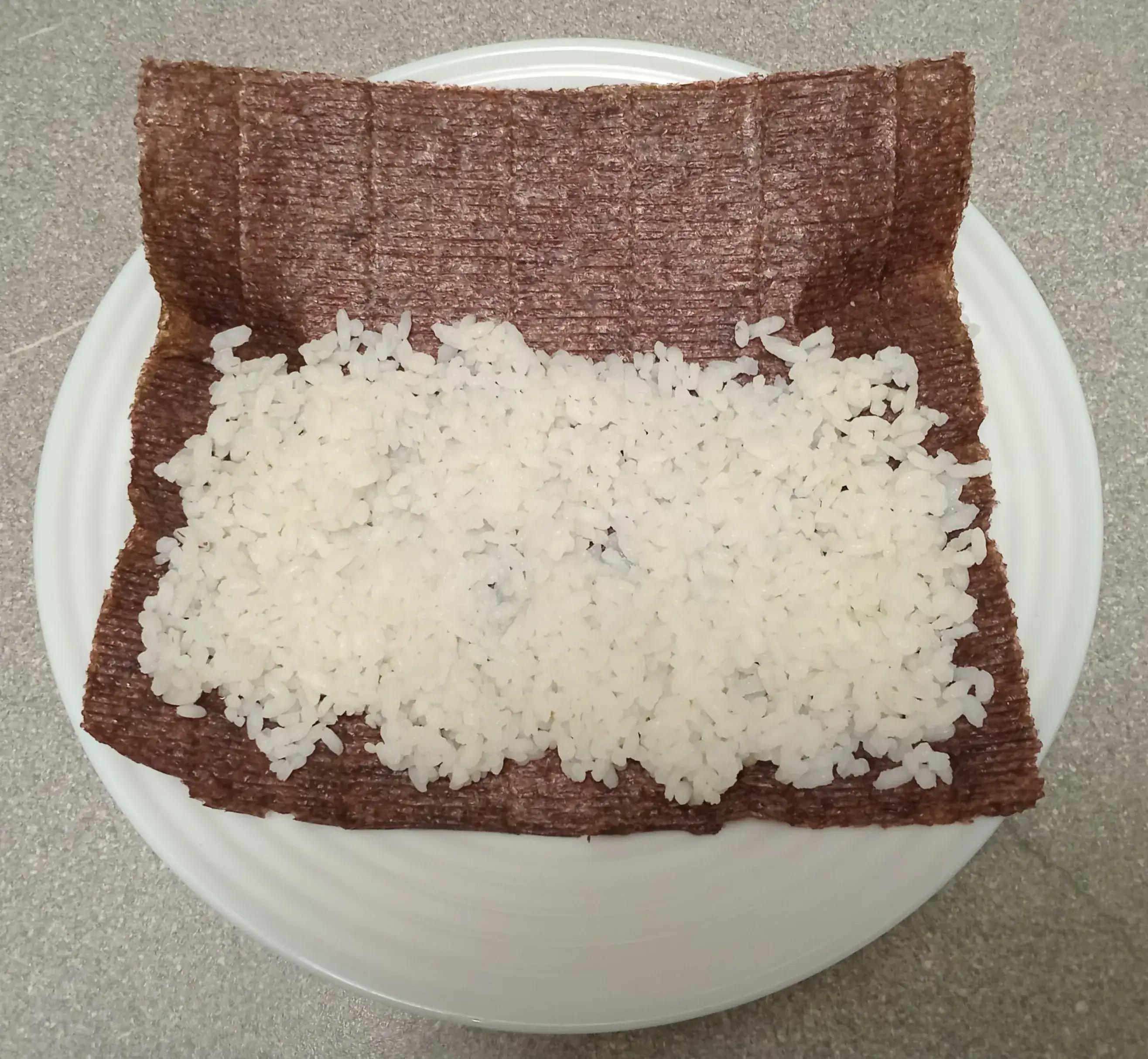 Роллы с лососем и огурцом: шаг 1