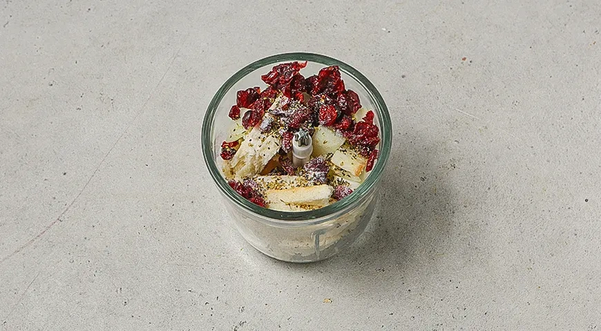 Рулет из индейки с колбасками: шаг 1