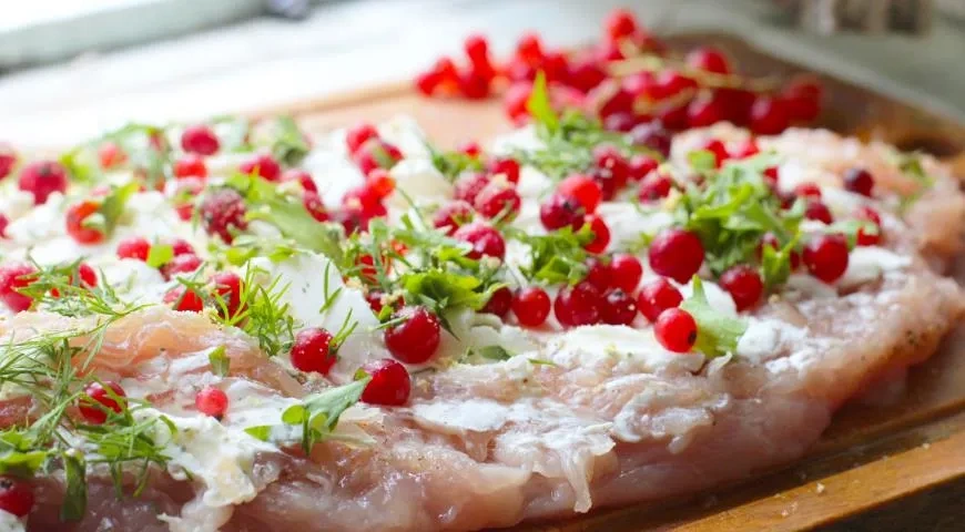Рулет из индейки с красной смородиной: шаг 1