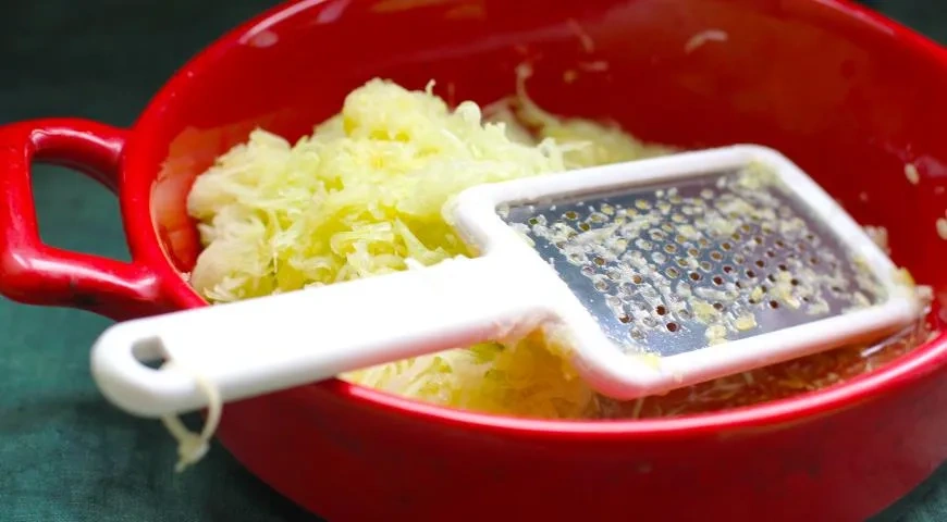 Рулет из кабачков с сыром и зеленью в духовке: шаг 1