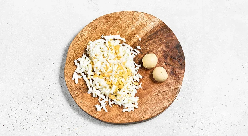 Рулет из лаваша с тунцом и яйцом: шаг 1