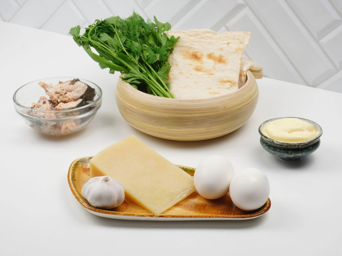 Шаг 1: Рулет с консервированной сайрой