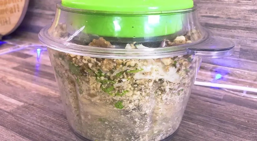 Рулетики из баклажанов с орехами и чесноком: шаг 1