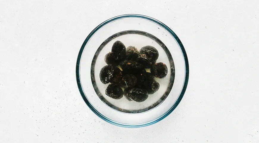 Рулетики из говядины с черносливом и грецкими орехами: шаг 1