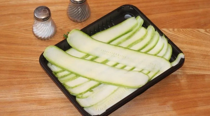 Рулетики из кабачков с курицей: шаг 1