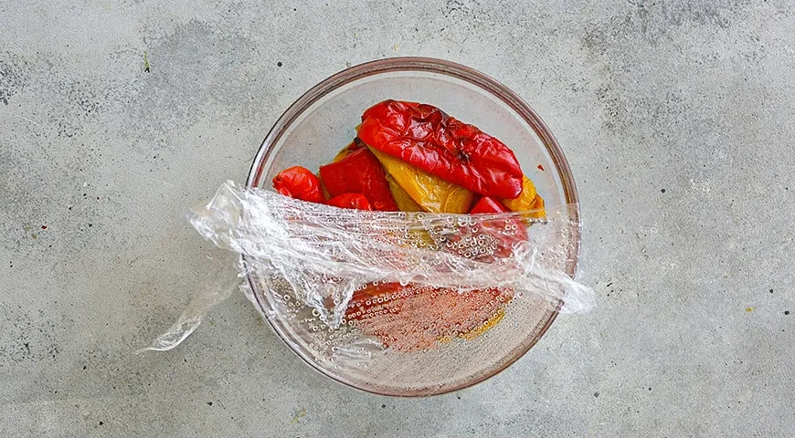 Рулетики из перца с орехами, запеченные в беконе: шаг 1