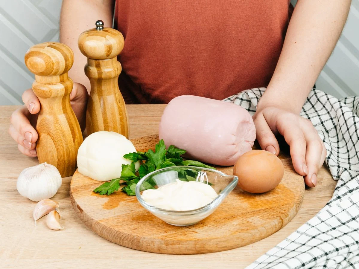 Шаг 1: Рулетики из ветчины с сыром