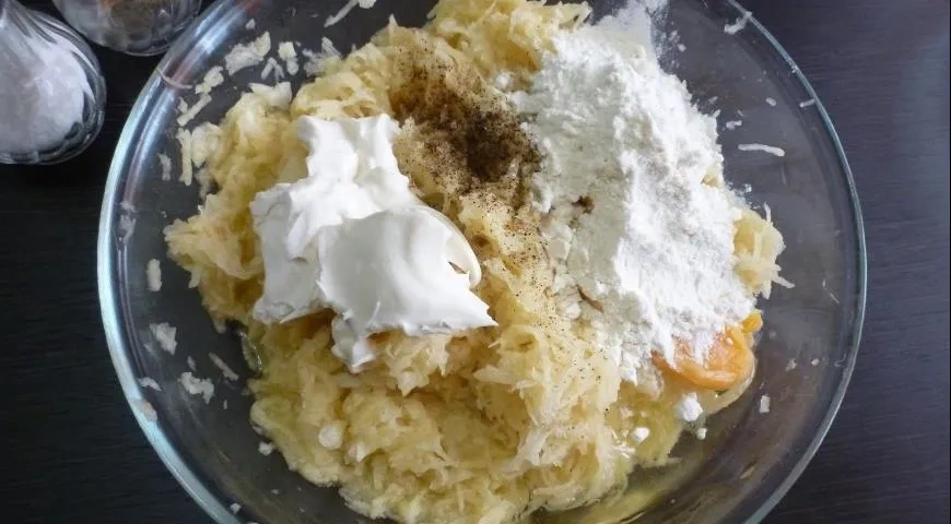 Рулеты-драники с курицей и кедровыми орешками: шаг 1