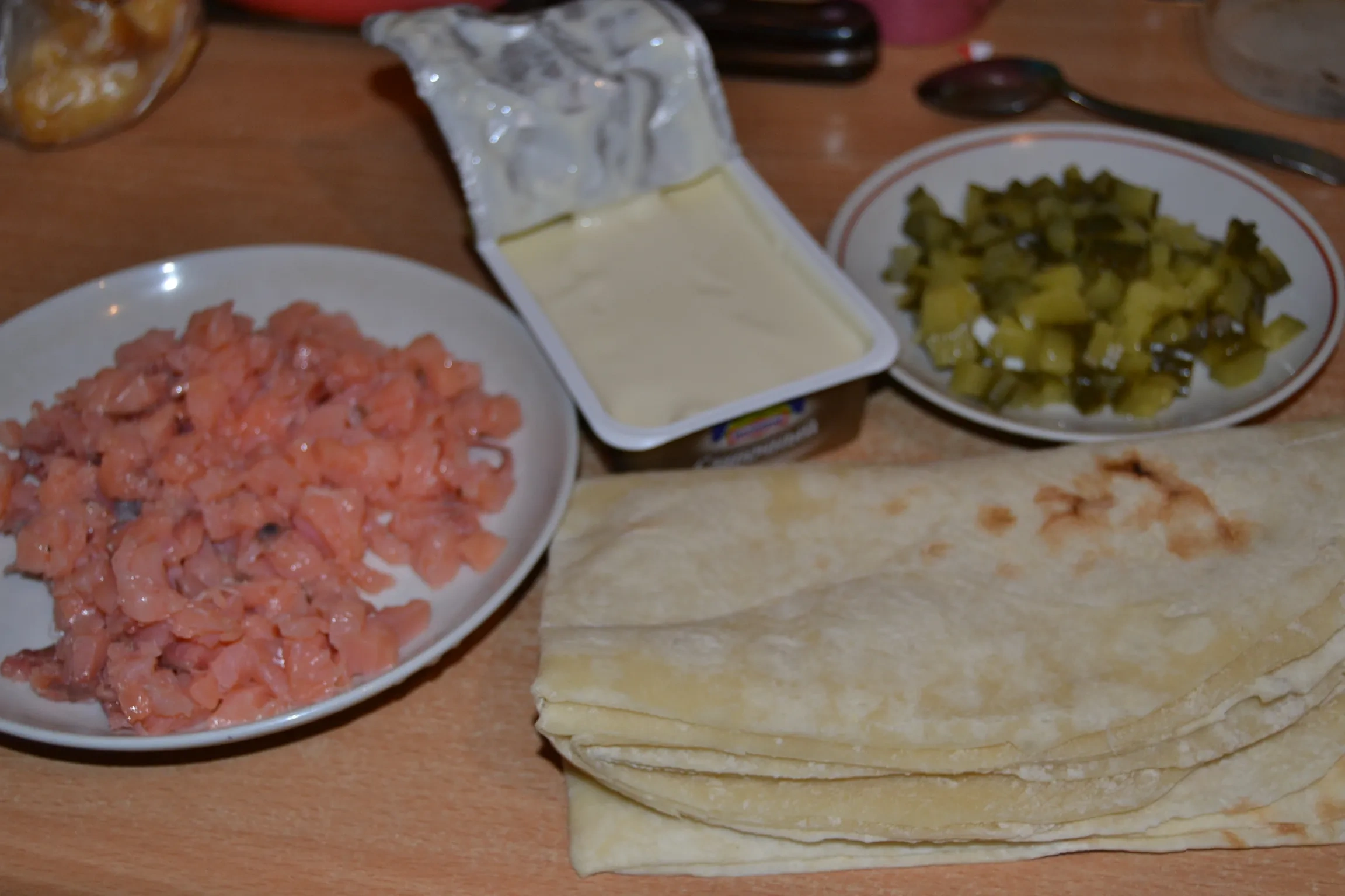 Рулеты из лаваша с красной рыбой: шаг 1