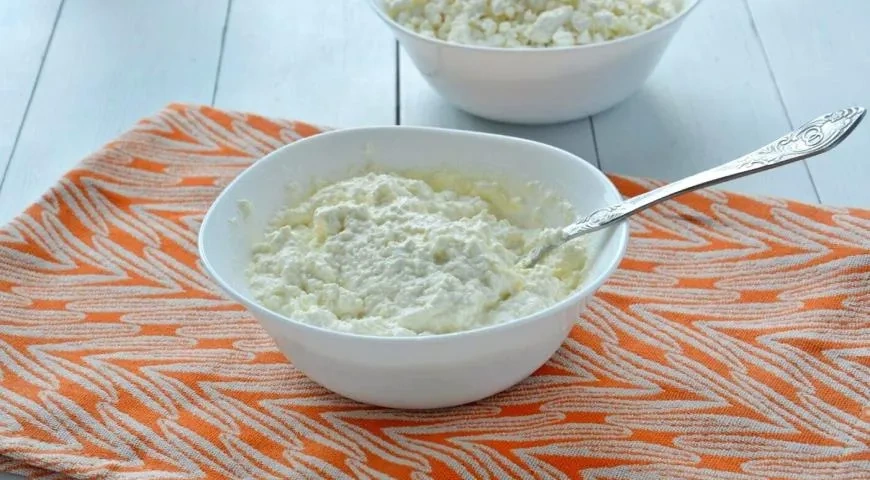 Рулет из лаваша с творогом и малиной: шаг 1