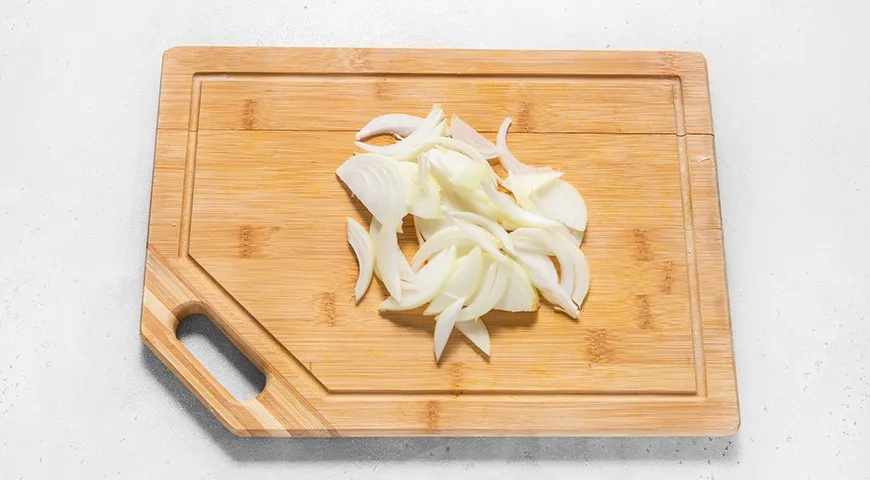 Рыба в сметанном соусе с солеными огурцами: шаг 1