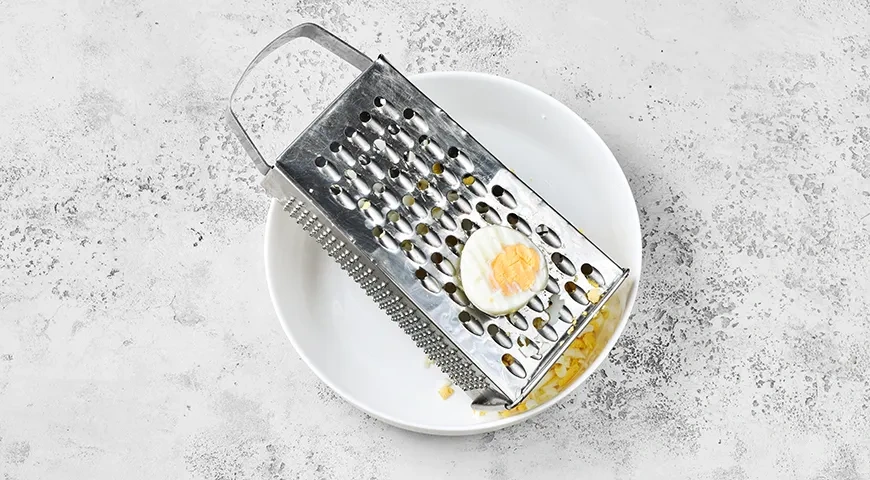 Салат «Белочка» из плавленого сырка: шаг 1