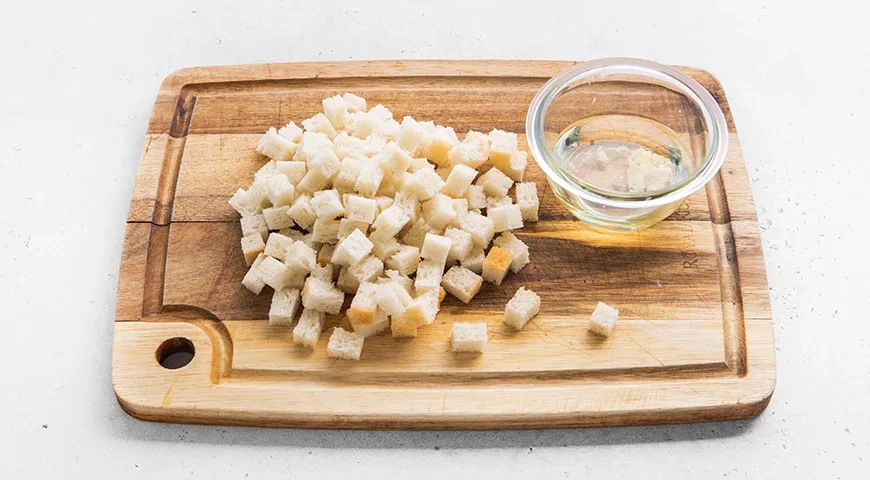 Салат Цезарь с копченой курицей: шаг 1