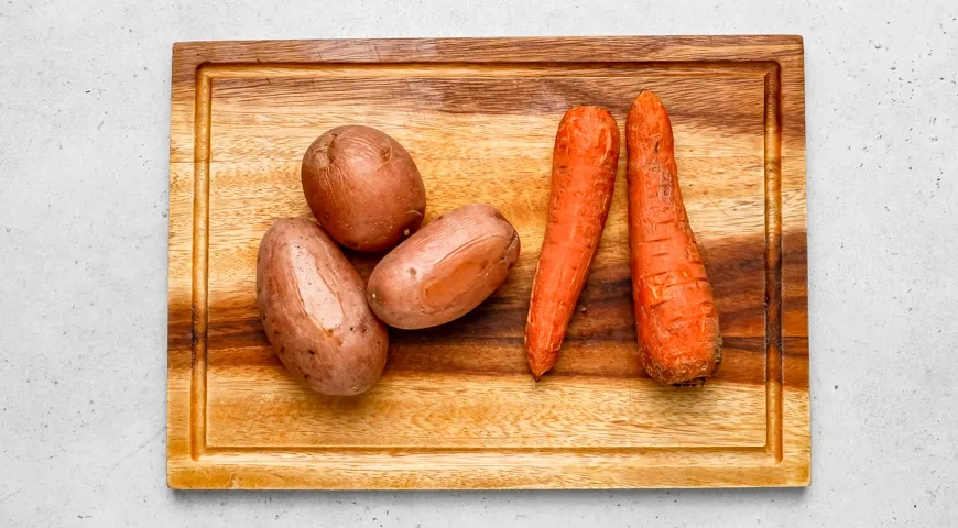 Салат «Грибное лукошко» с опятами и курицей: шаг 1