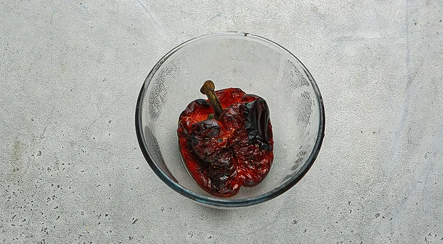 Салат из апельсинов с грецкими орехами и печеным перцем: шаг 1