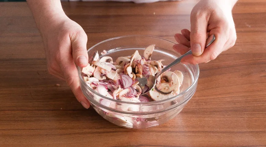 Салат из авакадо с шампиньонами и перепелиными яйцами: шаг 1