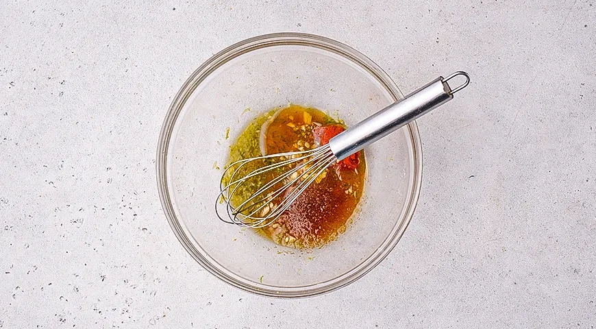 Салат из фунчозы с перцем и огурцом в кунжутной заправке: шаг 1