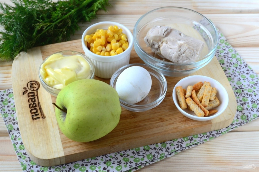 Шаг 1: Салат из кукурузы и куриной грудки