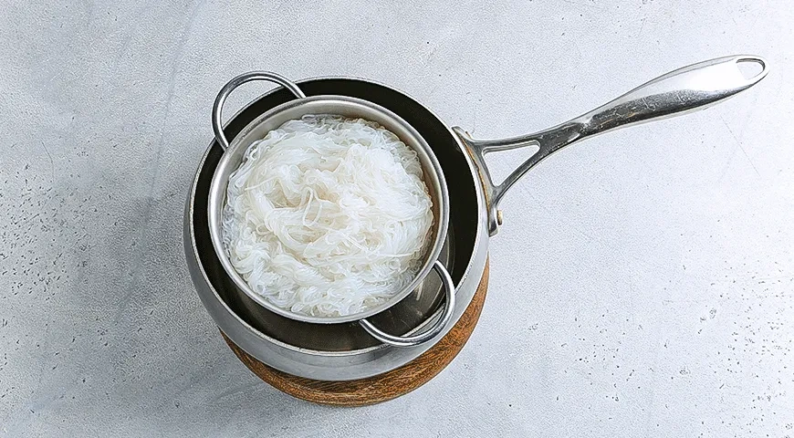 Салат из мидий с фунчозой: шаг 1