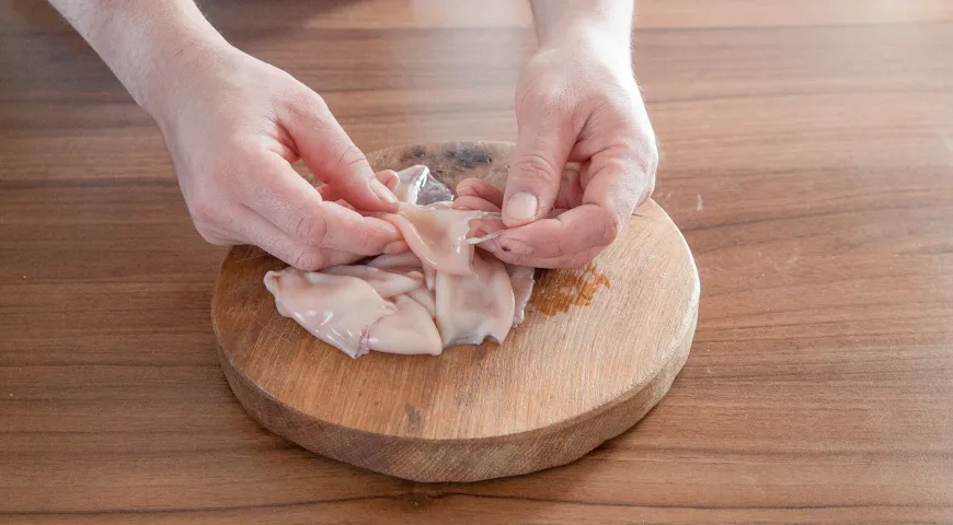 Салат из морской капусты с кальмарами: шаг 1