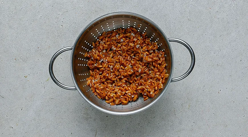 Салат из полбы с виноградом: шаг 1