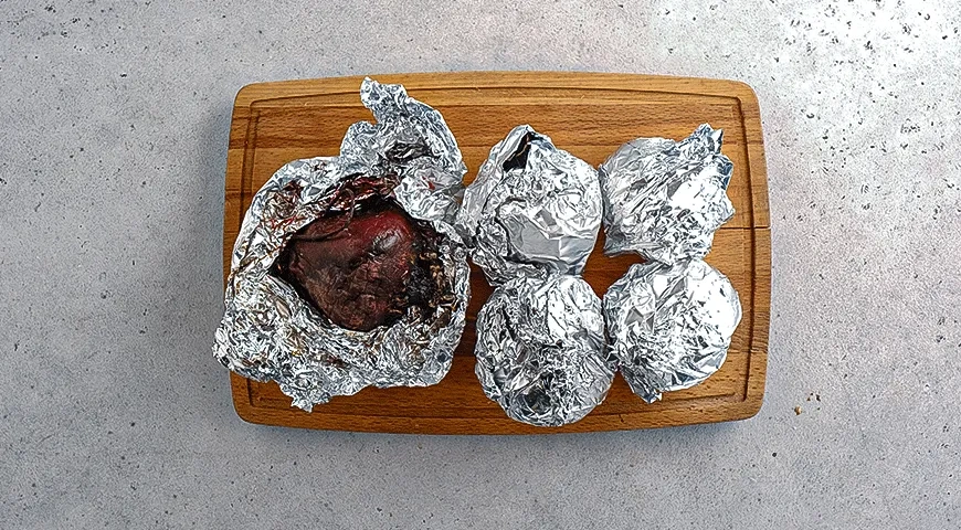 Салат из свеклы с брынзой и орехами: шаг 1