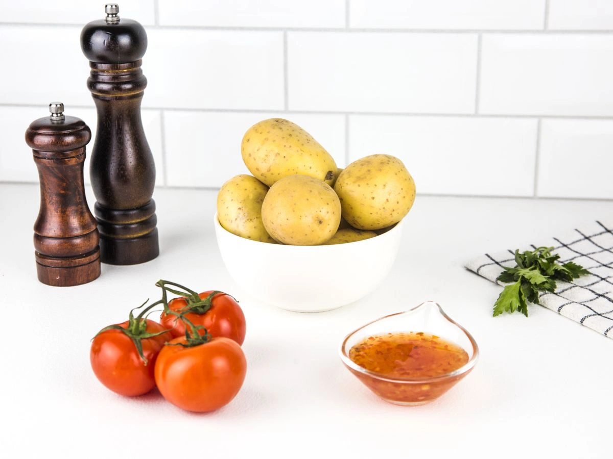 Шаг 1: Салат из томатов и запеченного картофеля