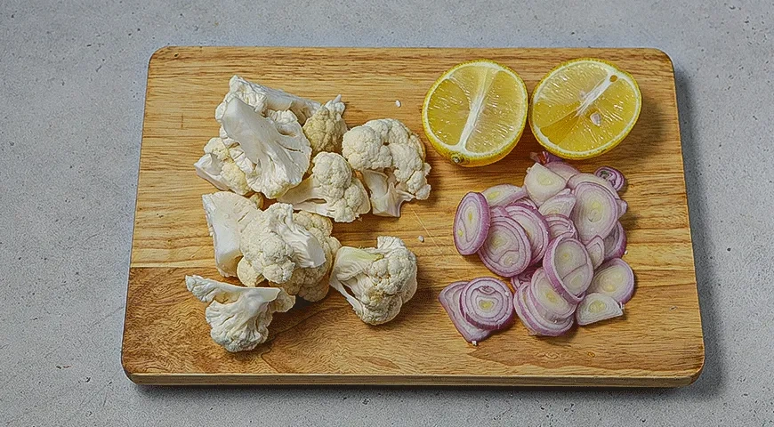 Салат из запеченной цветной капусты и огурцов: шаг 1