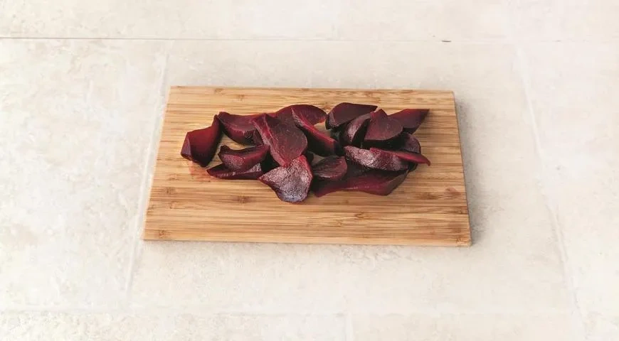 Салат из запеченной свеклы и адыгейского сыра: шаг 1