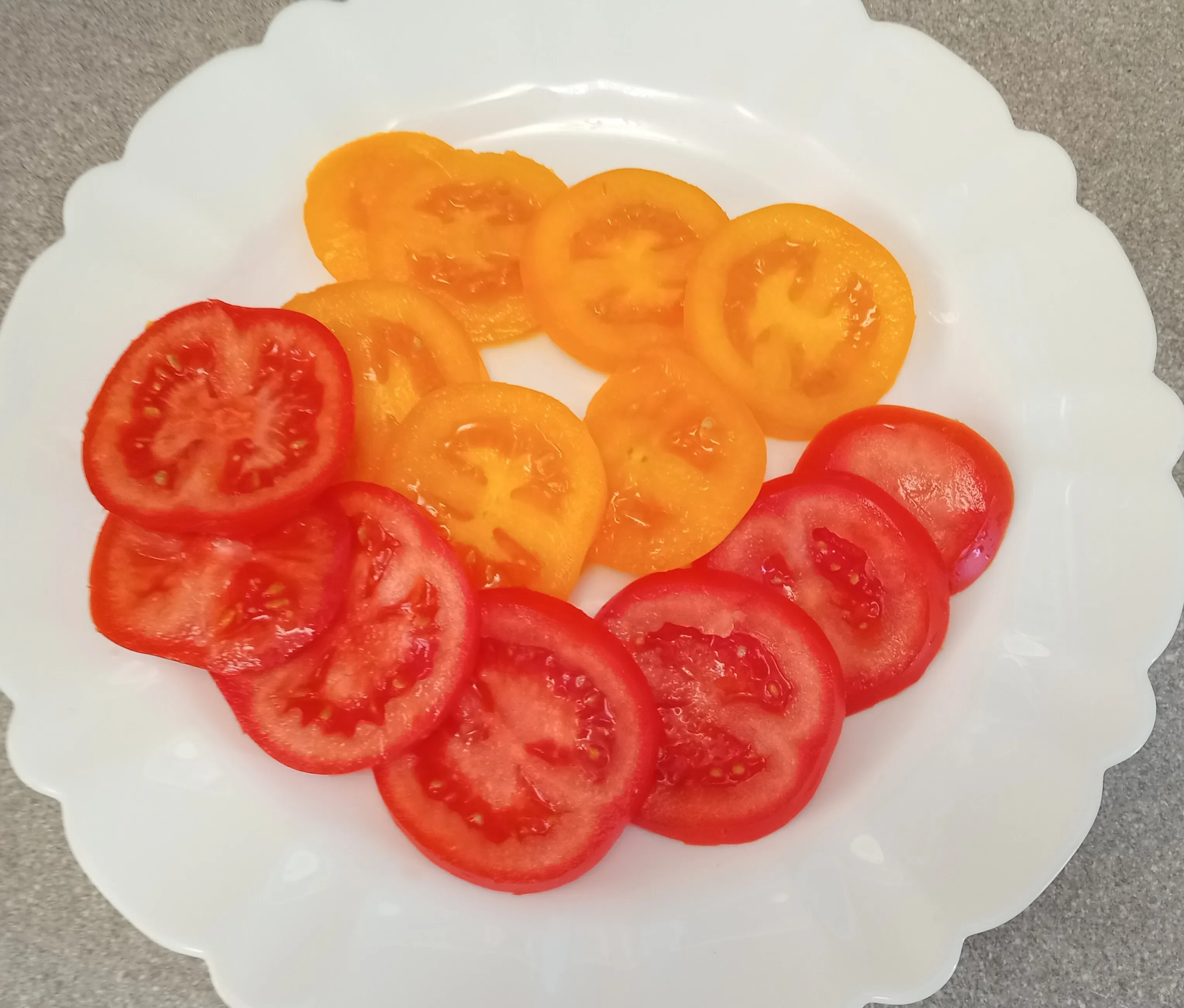 Салат Капрезе с красными и жёлтыми помидорами: шаг 1