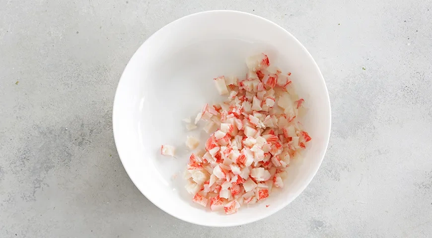 Салат Красное море с крабовыми палочками: шаг 1