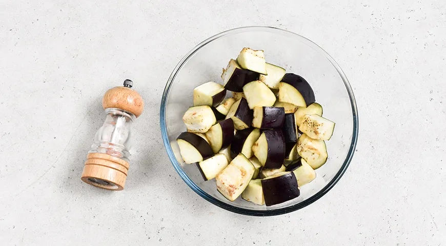 Салат «Лаззат» с хрустящими баклажанами: шаг 1