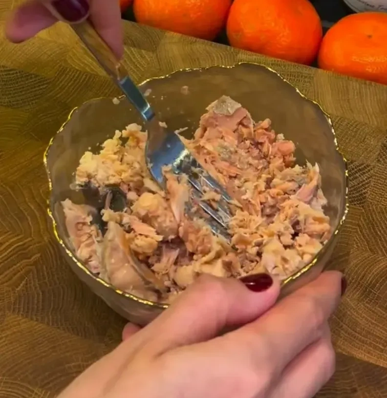 Салат «Мимоза» с горбушей: шаг 1